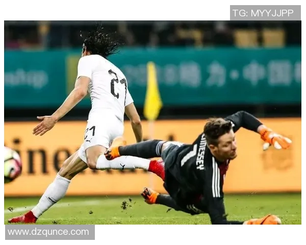 足球巨星赛场突发意外队医全力抢救引发球迷揪心时刻